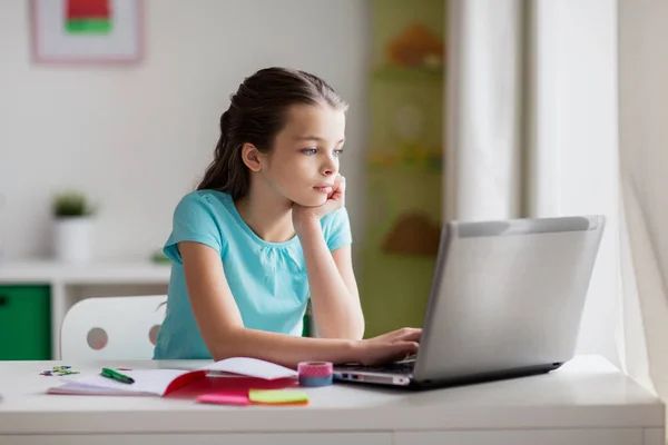 Znudzona dziewczyna z laptopem i notatnikiem w domu — Zdjęcie stockowe