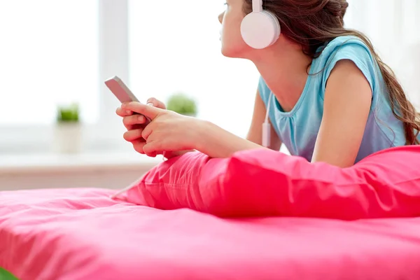 Girl in headphones listening to music at home — Stock Photo, Image