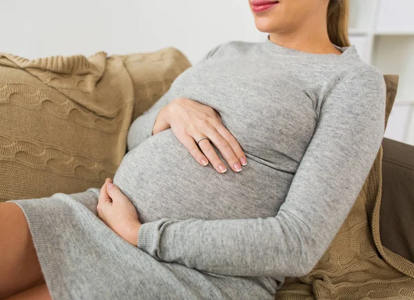 Close-up de mulher grávida com barriga grande — Fotografia de Stock