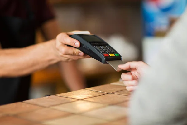 Руки з платіжним терміналом і кредитною карткою — стокове фото