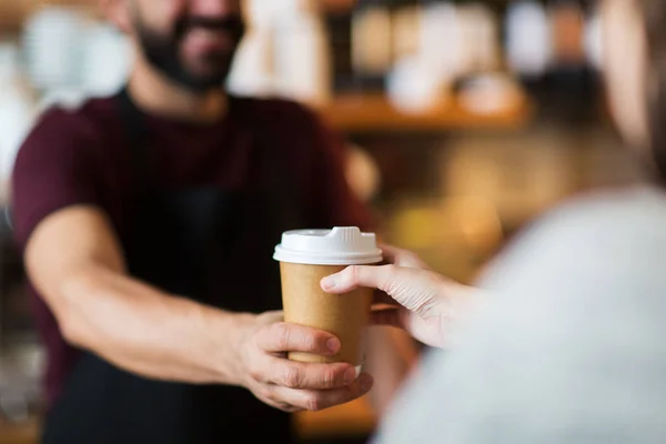 Homem ou bartender servindo cliente no café — Fotografia de Stock