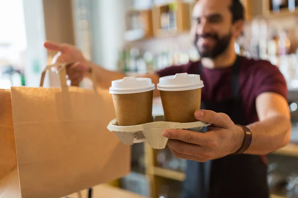 Homem ou bartender servindo cliente no café — Fotografia de Stock