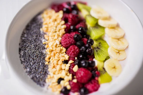Миска йогурту з фруктами і насінням — стокове фото