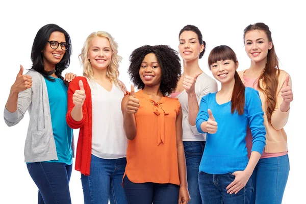 Grupo internacional de mujeres mostrando pulgares hacia arriba — Foto de Stock