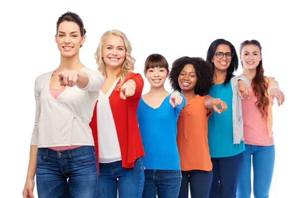 Grupo internacional de mujeres sonrientes felices — Foto de Stock