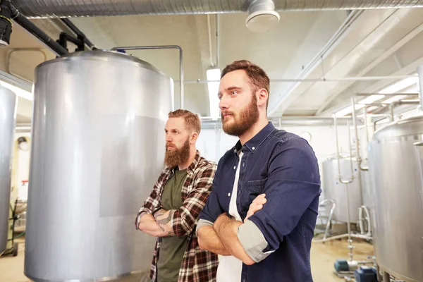 Hombres en cervecería artesanal o fábrica de cerveza —  Fotos de Stock