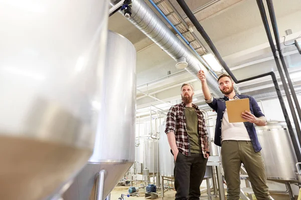 Hombres con portapapeles en cervecería o fábrica de cerveza —  Fotos de Stock