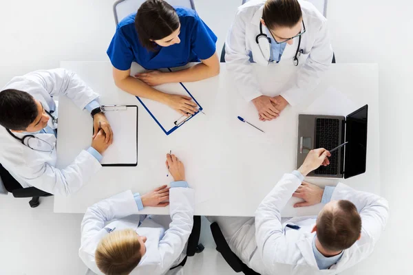 Skupina lékařů na konferenci v nemocnici — Stock fotografie