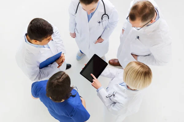 Doktorlar hastanede tablet pc ile — Stok fotoğraf