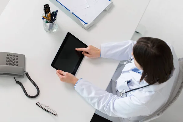 Doktor s tablet pc na klinice — Stock fotografie