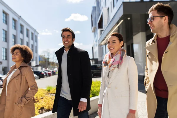 Internationell grupp av personer på gata — Stockfoto