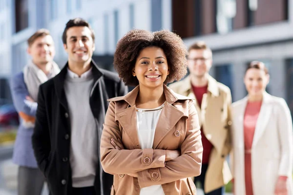 Internationell grupp av personer på gata — Stockfoto