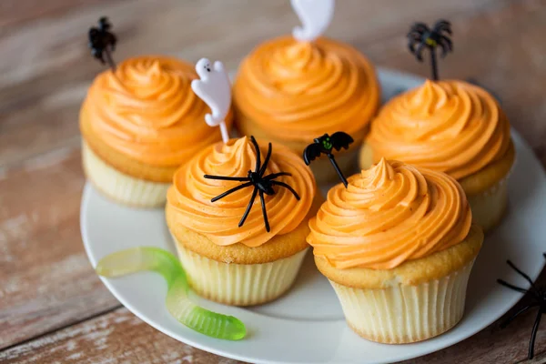 Fiesta de halloween decorado cupcakes en el plato — Foto de Stock