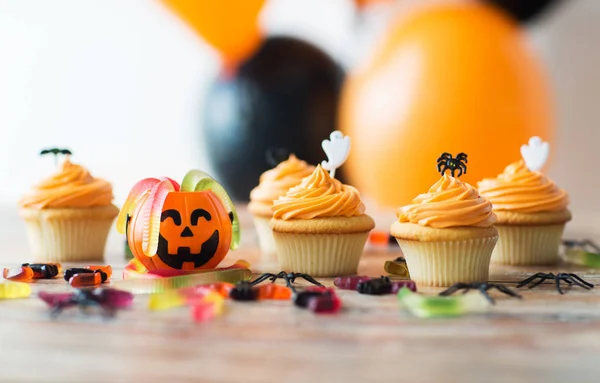 Fiesta de halloween decorado cupcakes en mesa de madera — Foto de Stock