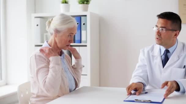 年配の女性と医師が病院での会議 — ストック動画
