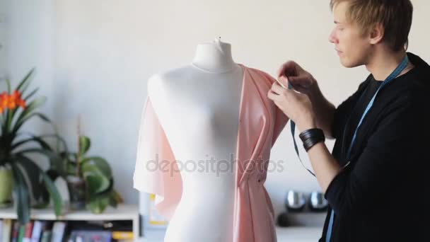 Modedesignerin mit Schnullerkleid im Atelier — Stockvideo