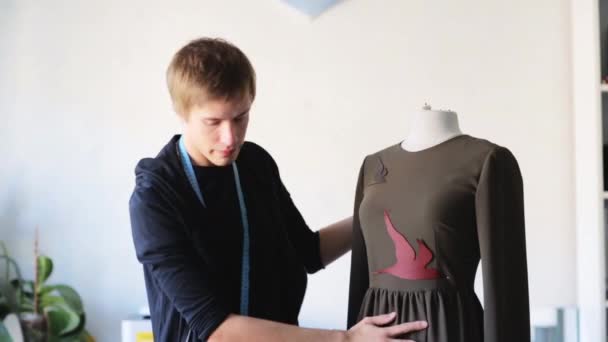 Modeontwerper met dummy maken jurk op studio — Stockvideo