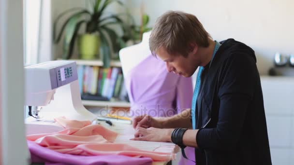 Diseñador de moda con tela haciendo vestido en el estudio — Vídeo de stock