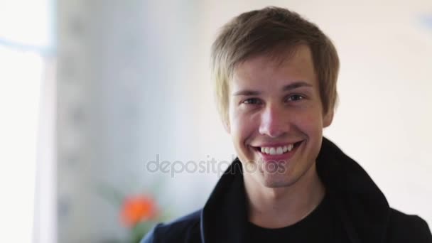 Portret szczęśliwy uśmiechający się młody człowiek pomieszczeniu — Wideo stockowe