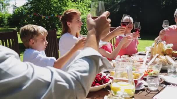 Szczęśliwa rodzina mając obiad lub letni ogród party — Wideo stockowe