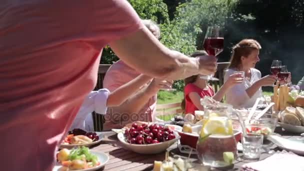 Famiglia felice che cena o festa estiva in giardino — Video Stock