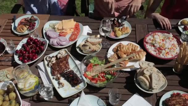 행복 한 가족 이 저녁 식사나 여름 정원 파티를 하는 모습 — 비디오