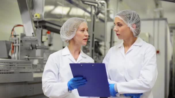 Kvinnor teknologer på glassfabrik — Stockvideo
