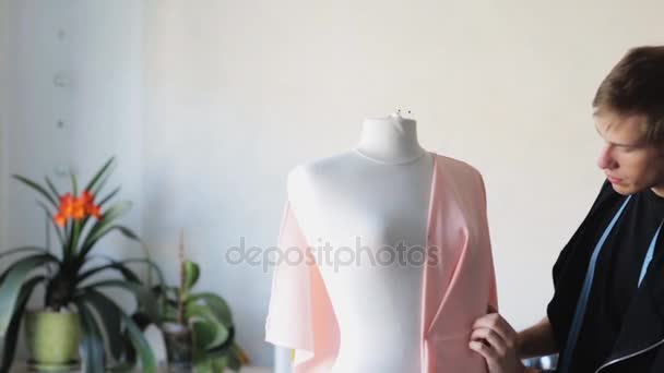 Diseñador de moda con maniquí haciendo vestido en el estudio — Vídeo de stock