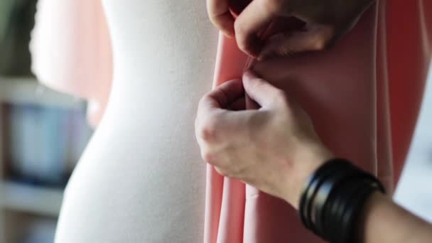 Модельер с манекеном делает платья в ателье — стоковое видео