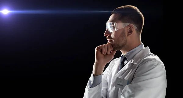 의사 또는 과학자 실험실 코트와 안전 안경 — 스톡 사진
