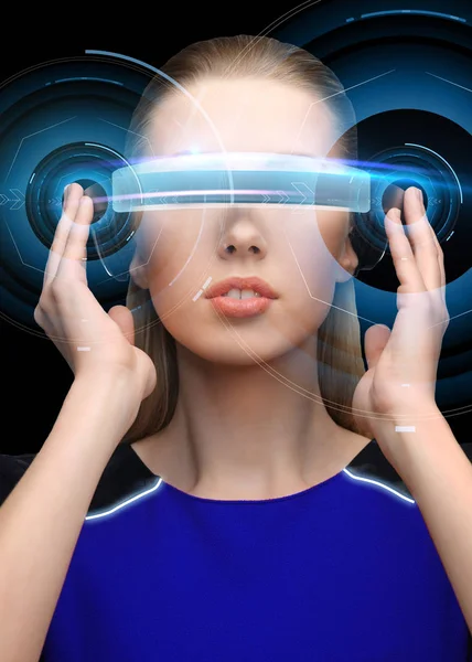 Mujer en realidad virtual gafas 3D con holograma — Foto de Stock