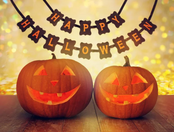 Gesneden pompoenen en happy halloween garland — Stockfoto