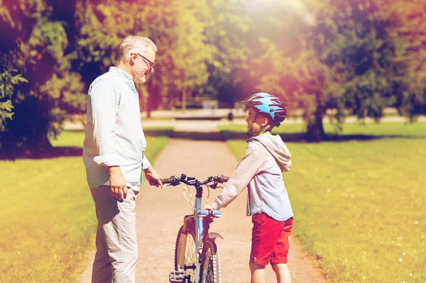 Grootvader en jongen met fiets in zomer park — Stockfoto