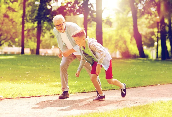 Состязания дедушки и внука в летнем парке — стоковое фото