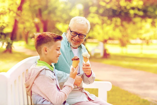 Hombre viejo y niño comiendo helado en el parque de verano —  Fotos de Stock