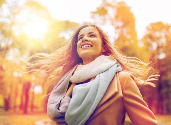 Mooie gelukkig jonge vrouw lopen in herfst park — Stockfoto