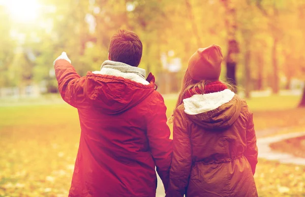 Felice giovane coppia a piedi nel parco autunnale — Foto Stock