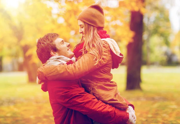 Gelukkige jonge paar bijeenkomst in herfst park — Stockfoto