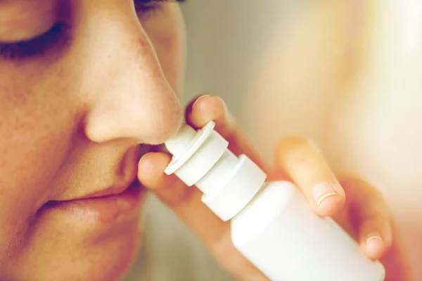 Close up de mulher doente usando spray nasal — Fotografia de Stock