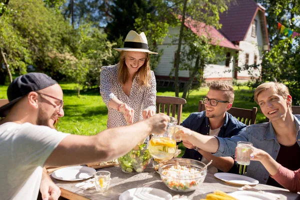 Glückliche Freunde beim Abendessen bei sommerlicher Gartenparty — Stockfoto
