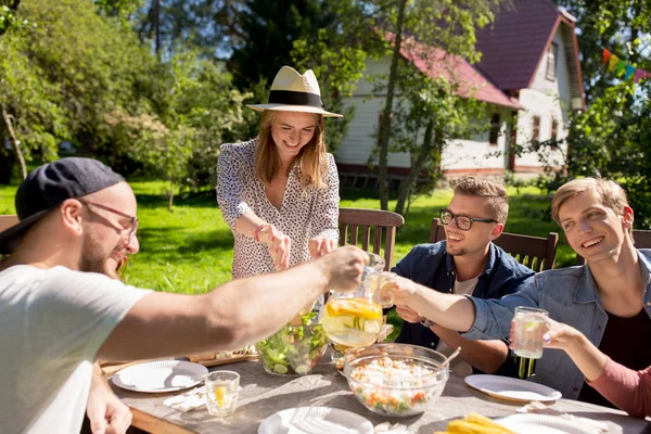 Amici felici che cenano alla festa estiva in giardino — Foto Stock