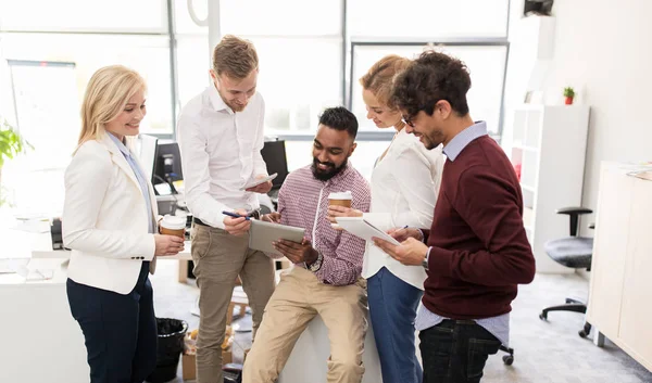 Business team with tablet pc and coffee at office — Stock Photo, Image