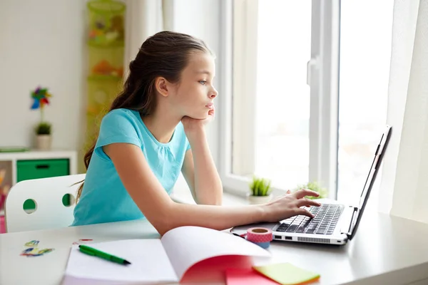 Verveeld meisje met laptop en notebook thuis — Stockfoto