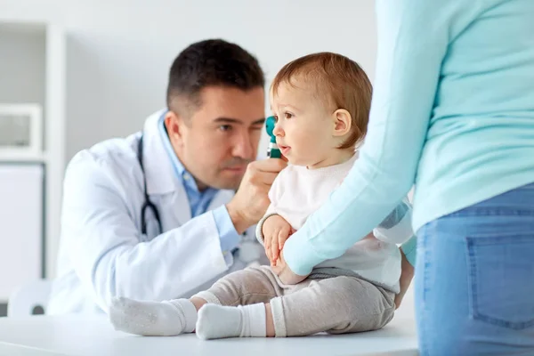 Arzt untersucht Baby-Ohr mit Otoskop in Klinik — Stockfoto