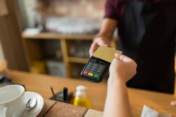 クレジット カード決済端末と手 — ストック写真