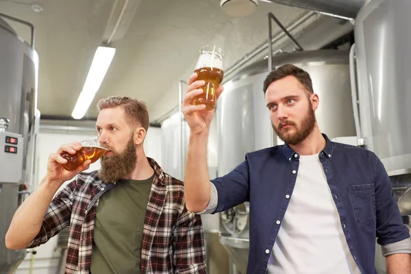 Muži testování nealkoholických piv v pivovaru — Stock fotografie