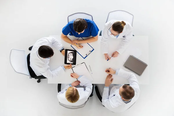 Médicos con radiografía de mandíbula en la tableta PC en la clínica — Foto de Stock