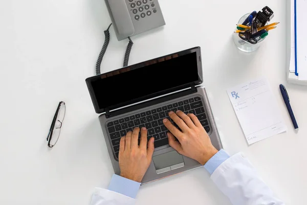 Doctor hands typing on laptop at clinic — Stock Photo, Image