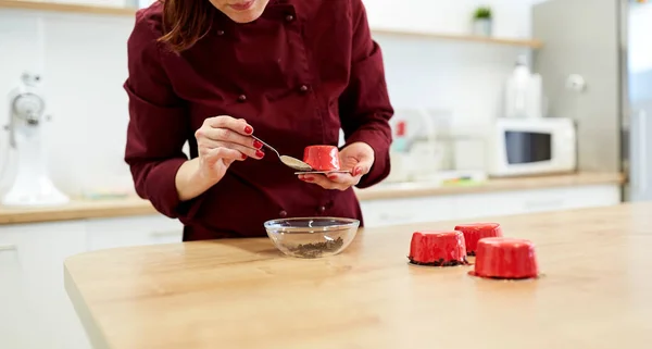 Szef kuchni dekorowanie ciasta glazury lustro w cukierni — Zdjęcie stockowe