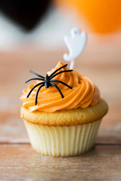 Cupcake con decoración de halloween en la mesa — Foto de Stock